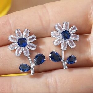 🌼Floral Blue and White Cz Diamond Daisy Post Back Earrings